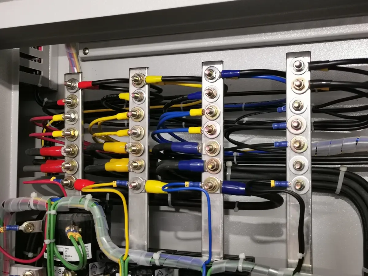 Kết nối cáp đồng với thanh cái (busbar) trong tủ điện
