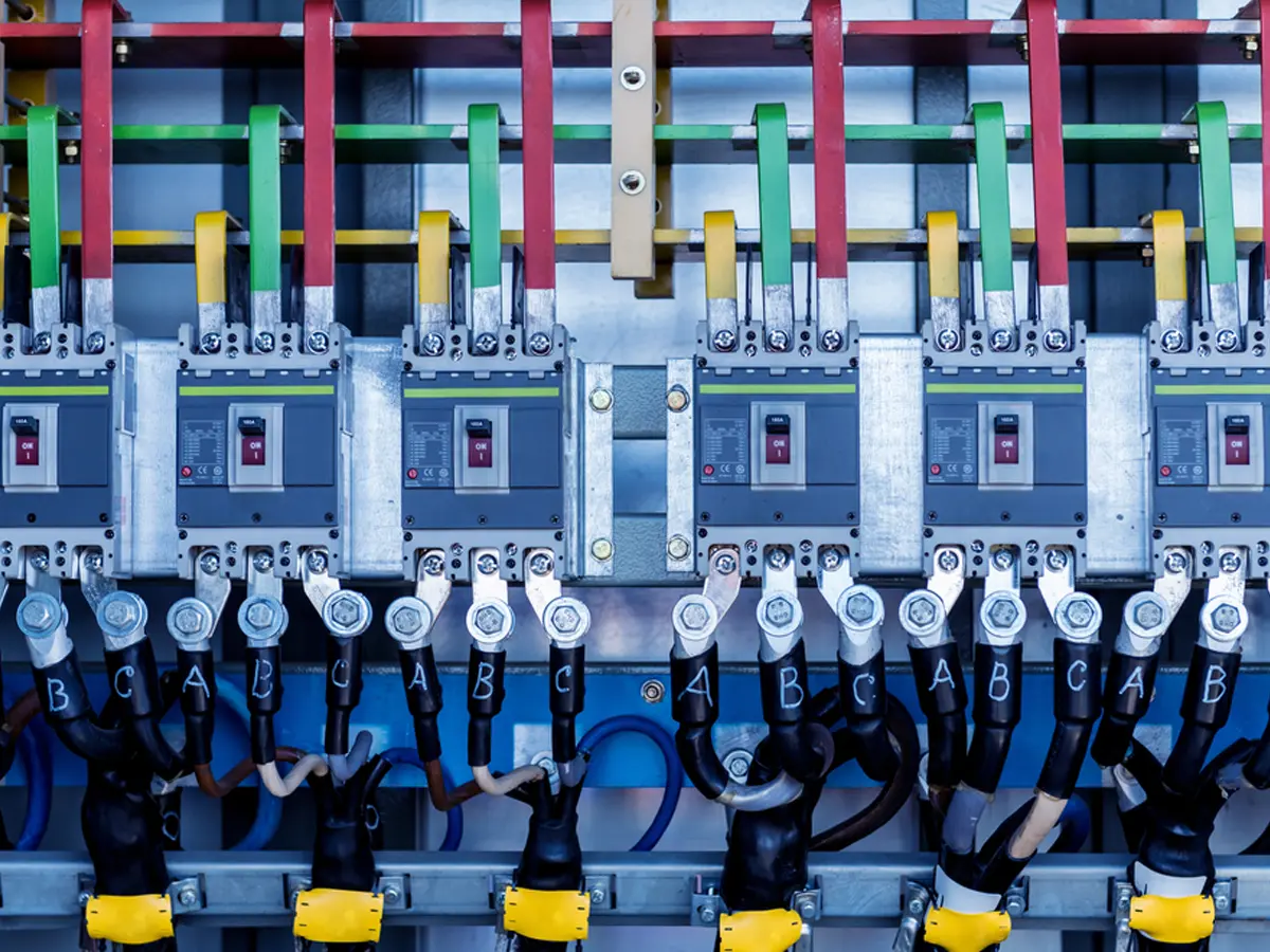 Kết nối dây dẫn vào CB / MCCB và thiết bị đóng cắt