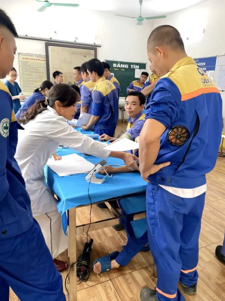 cong-nhan-nha-may-quang-minh-kham-suc-khoe-dulico